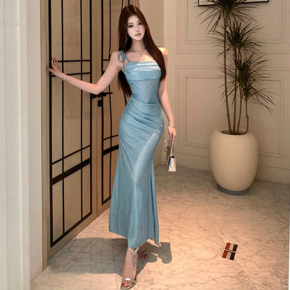 Jupe longue plissée à bretelles fines et coupe ajustée