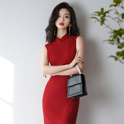 Robe chinoise rouge au tempérament simple et élégant
