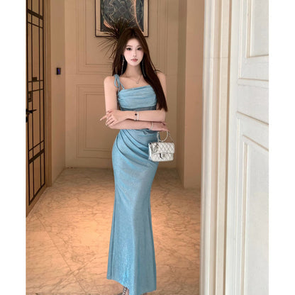 Jupe longue plissée à bretelles fines et coupe ajustée