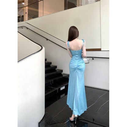 Jupe longue plissée à bretelles fines et coupe ajustée